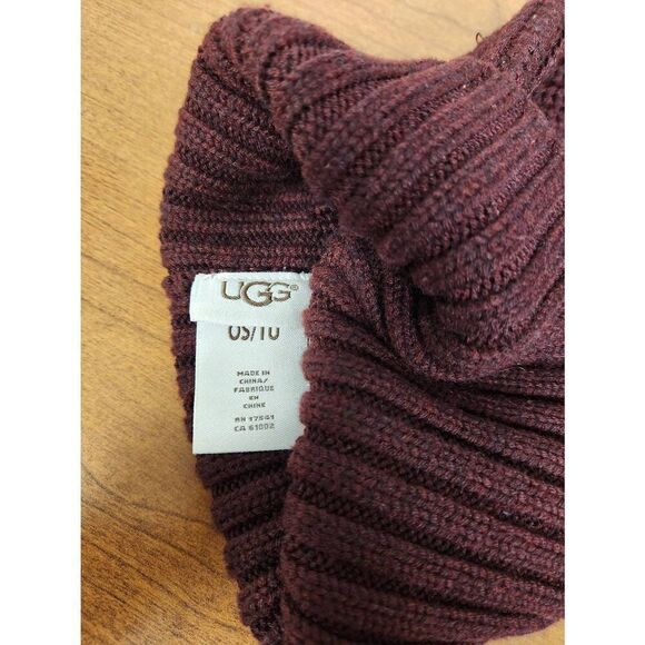 UGG Women's Burgundy Wool Blend Cardi Stitch Yarn POM Winter Hat! - Picture 6 of 6
